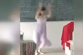 女老师和学生在教室搞笑一幕，被手机全程记录！图片