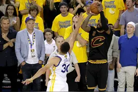 骑士夺冠大合影中欧文哪去了？ 如此低调的王者压过了库里图片