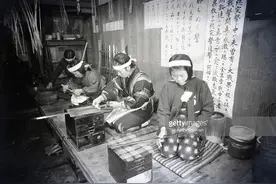1944年，为日军打磨战刀的日本女学生图片