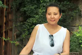 画水彩的美女董方：在自我的图像中潜行图片