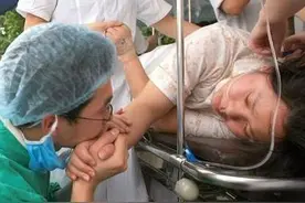出产房时老公是怎么表现的？有人感动有人哭图片