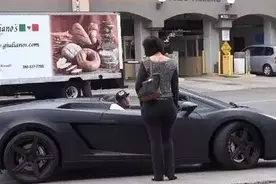 国外男子街头搭讪妹子遭拒，转身去开豪车时剧情却来个大反转图片