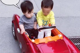 只因在副驾上话太多，女生被男友当众赶下车!图片