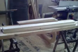 木匠凭借一双巧手自制木板单车，结果要躺着才能把车子启动图片