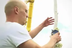 狂气的挑战！后空翻飞越赛车！图片
