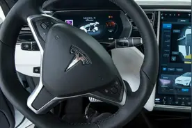 恐怖！特斯拉行驶中车门自动打开，是真的还是虚惊一场？视频封面