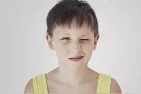 近视眼为啥总爱眯眼看世界？图片