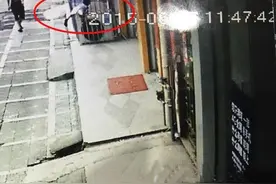 悲剧，孩子爬上空调机箱，怎知漏电竟然电死孩子图片