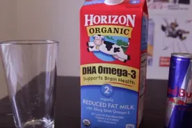 网友将红牛和另一种饮品混在一起，数十秒后竟变成这个样子图片