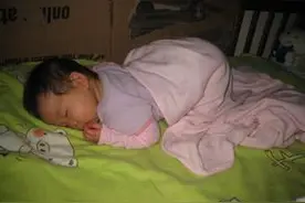 小孩跪着睡觉好吗？你们的小孩是否有过这样睡姿。图片