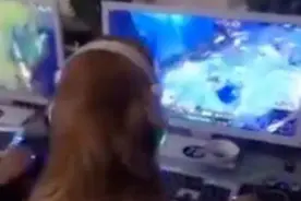 在网吧玩游戏的竟然是只金毛，看背影以为是个女人图片