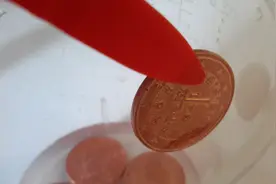 一个简单的化学原理，就能让这些发黑的硬币重新恢复原有的光亮图片