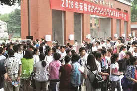 中考首日，鲜有家长候考图片