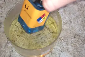 锂和水的化学反应如此神奇，结果锂燃烧之后更神奇图片