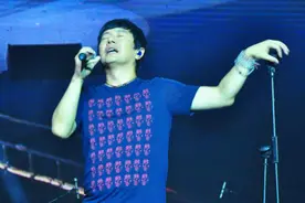 实拍郑钧来深圳大鹏演绎经典歌曲 《灰姑娘》现场版图片