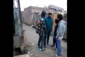 恶搞男假装触电，吓坏同伴！图片