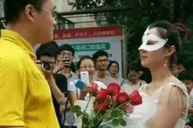 女老师求婚男同学，穿婚纱高调求婚引学生围观视频封面