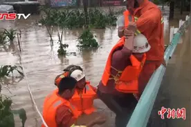 特大暴雨致贵州黔西南多地遭洪水围困视频封面