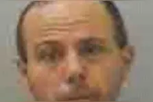 狗狗被打到奄奄一息倒卧粪便旁，他视而不见态度最后得到正义惩罚图片