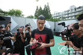 林书豪现身复旦大学送签名球鞋 球迷疯抢引混乱球迷倒地围栏断裂图片
