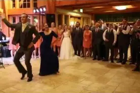 婚礼老公与他妈大跳骑马舞,新娘应该会喜欢她的婆婆吧?图片