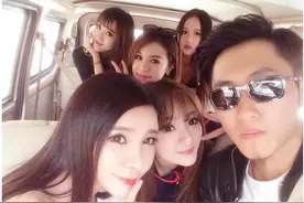 落榜农民工勤奋创业终逆袭成富豪，带领娘子军参观新建的足球场图片