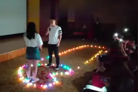 “你愿意做我女朋友吗”？高校小哥哥包影院表白学妹视频封面