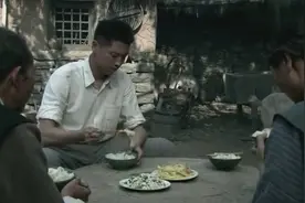 只剩一个鸡蛋，丈夫把煎蛋悄悄放在妻子碗底，穷也把最好的留给你视频封面