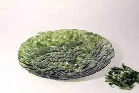 废品再造——碎掉的酒瓶废物再利用手工制作创意盘子DIY教程图片