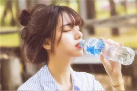 为什么女人总爱问男人爱不爱自己图片