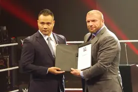 历史性 WWE签下首位中国摔跤手 姚明到场祝贺图片
