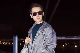 胡歌受邀参加米兰时装周，先来一组机场照养养眼！图片