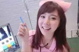 妹子最讨厌的就是挤公交了图片