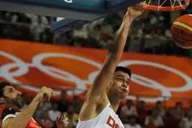 中国男篮单手暴扣谁最强？姚明推开对手就是扣太霸气！图片