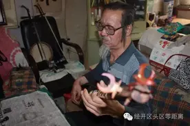 新疆老帅哥，自弹自唱，懂双语！图片