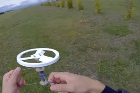 小伙用几件东西自制拉线飞碟，拉动绳子时空中飘过儿时的乐趣图片