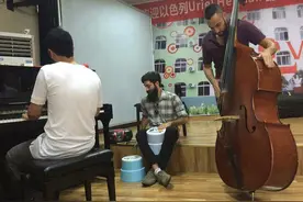 以色列顶级乐团来蓉，一群学生抢先欣赏表演图片