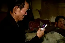 两名棒棒面对面打电话，月末了分钟数没有用完，打一分钟算一分钟视频封面