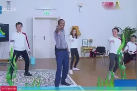 跑男跳舞就服邓超，现场跟外国人一起跳《海草舞》，简直太逗了