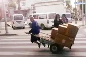 失传千年的凌波微步再现江湖，销魂的步伐驾驭板车马路疾驰！图片