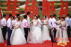 石家庄举办夏日集体婚礼！蓝天绿草白婚纱格外亮眼图片