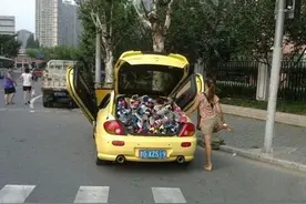最新浙江任性美眉开跑车摆摊儿卖拖鞋，真不惧城管把你车拖走？图片