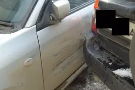 车主在路上让人刮花了车门，不要对方赔自己动手这样就修复了图片