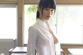 美丽校花勇闯男厕所，被一脚踢晕在地板上图片