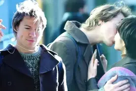 有了这个撩妹神器,用中文就能听懂各国语言!送上成功索吻案列图片