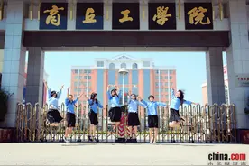 商丘大学毕业生玩穿越  拍摄民国风毕业照图片