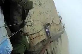 华山最惊险刺激的长空栈道，站那都腿软，竟然还有人在上面睡觉！图片