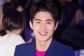 刘昊然电影节五套造型帅出新高度，粉丝直呼帅到我心颤！图片