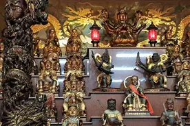 他和家人拜神时，竟看到一只喵星人藏在神龛中，但其他人都没看到图片