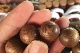 五一逛大城县中国红木城，一串巴西花梨的对眼手串，花纹挺不错！